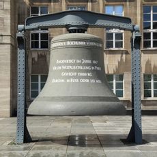 Glocke des Bochumer Vereins vor dem Rathaus
