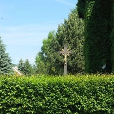 Kříž v zahradě domu číslo 301 v Libouchci