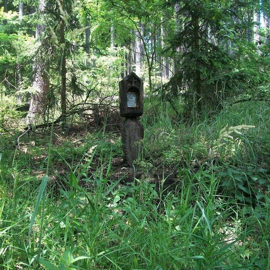 Kříž severně od Sobědraže v lese