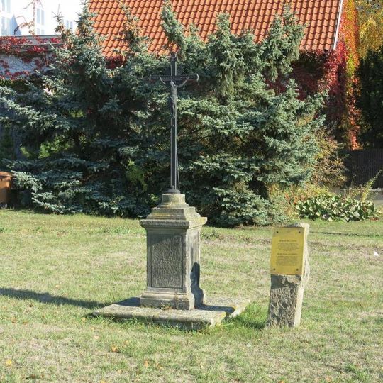 Richterův kříž v centru Března