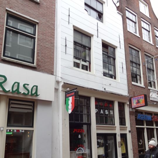 Huis met gevel onder 19e-eeuwse klokvormige top met rollagen en fronton