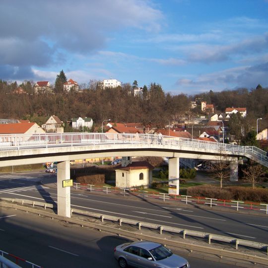 Lávka přes Modřanskou ulici u zastávky Černý kůň