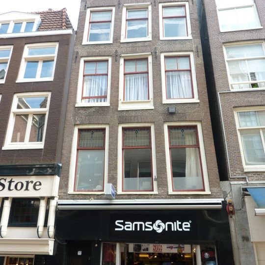 Pand met gevel onder rechte lijst met consoles