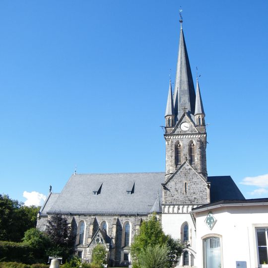 Kirche und ehemaliger Friedhof Kirchplatz 1