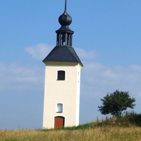 Zděná zvonice se zvonem