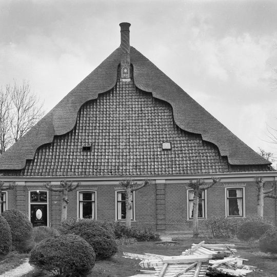 Stolphoeve. Het voorgevelvlak wordt geleed door geblokte lisenen en horizontaal afgesloten door een kroonlijst. Gesneden voordeur en bovenlicht