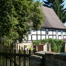 Zweiseithof mit Wohnhaus, Scheune und Hofmauer (mit Toreinfahrt) Pirnaer Straße 18