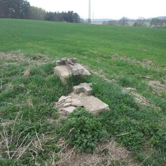 Kříž západně od Holovous