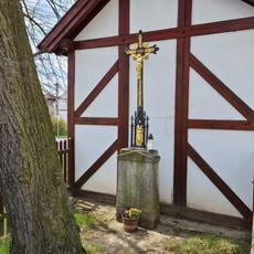 Kříž u kaple na návsi v Kublově