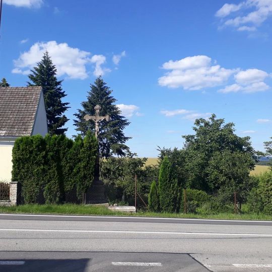 Kříž v Pleších u silnice