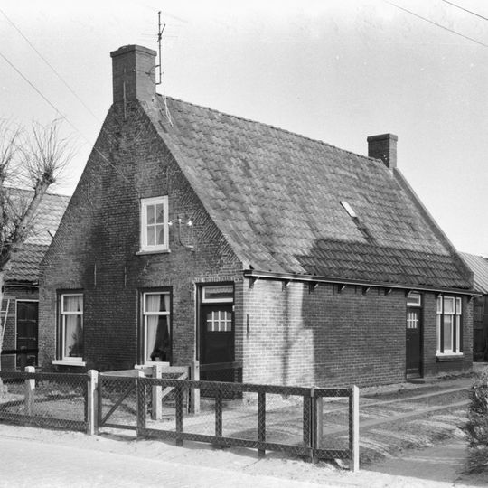 Woonhuis onder zadeldak tussen topgevels