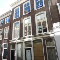 Pand met eenvoudige bakstenen gevel