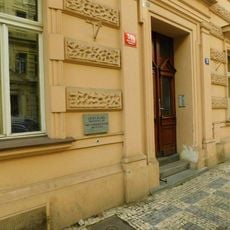 Pamětní deska Josefa Bláhy na domě Mělnická 581/11 na Malé Straně