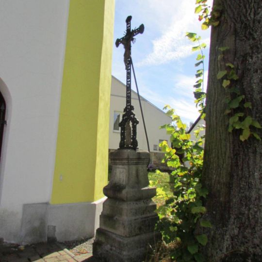 Kříž u kaple sv. Jana Nepomuckého v Bednárečku