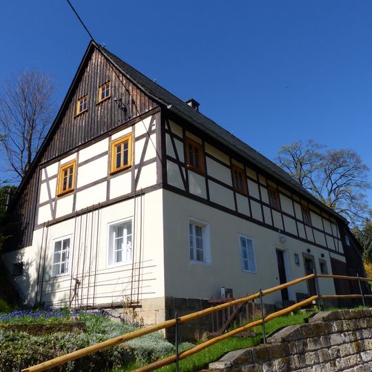 Wohnstallhaus und Stützmauer Dorfstraße 14