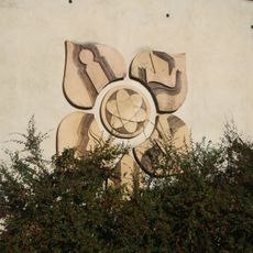 Keramický reliéf a tři keramické žardiniéry pro prodejnu potravin na sídlišti Hájek