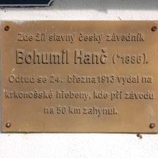 Pamětní deska Bohumila Hanče na domě 771 v Hrabačově