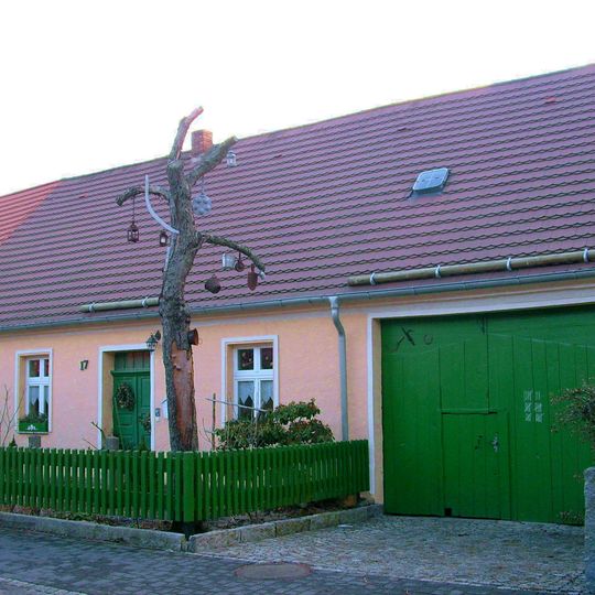 Wohnhaus in geschlossener Bebauung, mit Hofgebäude Am Haag 17