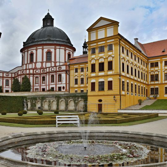 Kašna v zámeckém parku v Jaroměřicích nad Rokytnou