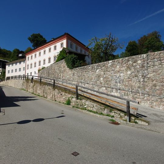 Stützmauern des steilen Straßenzuges