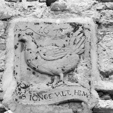 Pakhuis met gepleisterde gevel, waarin drie tweelichtskozijnen met luiken