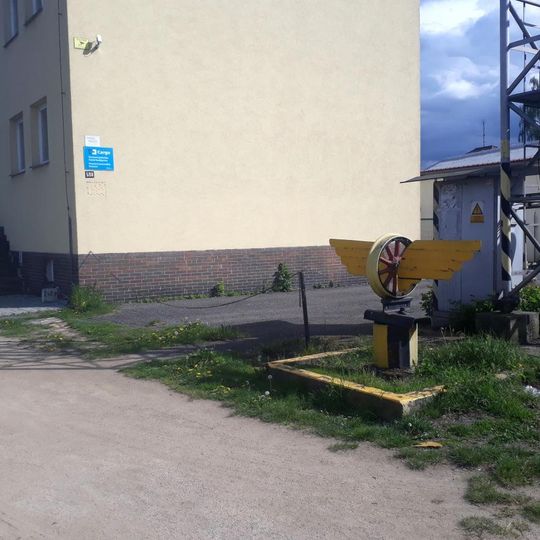 Okřídlené kolo u vlakového nádraží v Protivíně
