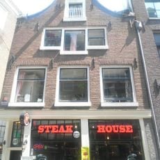 Huis met gevel onder klokvormige rollagentop