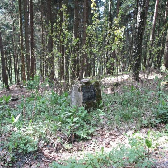 Pomník východně od Bezvěrova