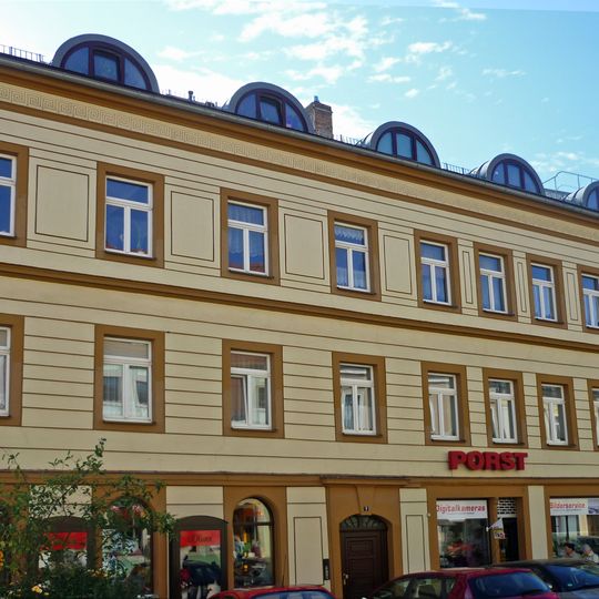 Wohnhaus in geschlossener Bebauung Hauptstraße 1