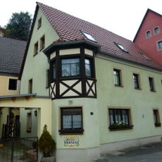 Wohnhaus in halboffener Bebauung sowie Hinterhaus Kirchstraße 7