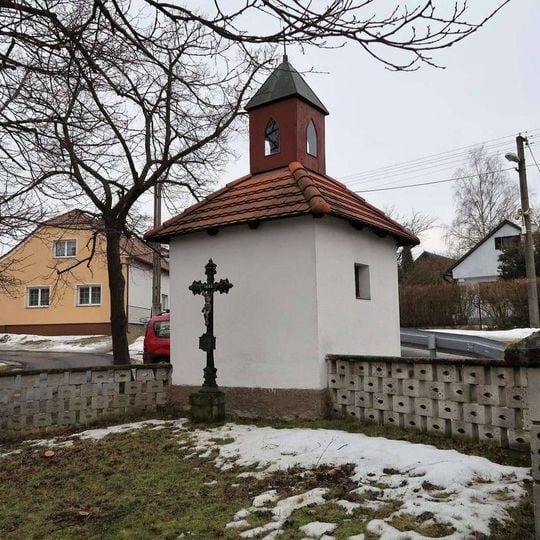 Kříž u kaple ve Hvozdci