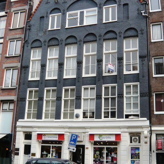 Werkhuis met gevel op fraaie houten pui