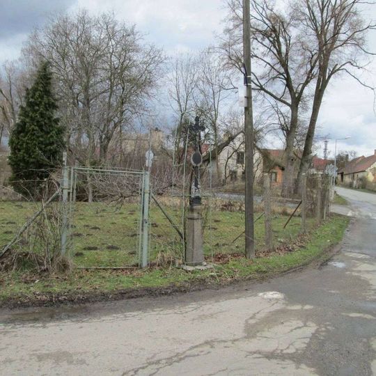 Kříž v Temelíně u křižovatky