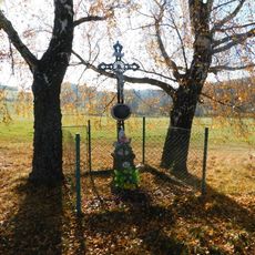 Kříž u polní cesty severně od Chválkova