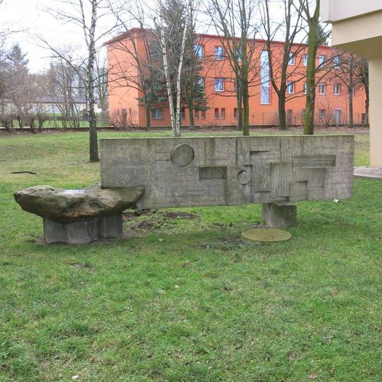 Betonová plastika v areálu Perla v Řetenicích