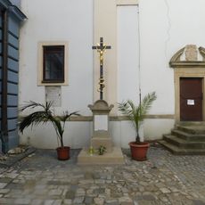 Kříž u vstupu do františkánského kláštera v Uherském Hradišti