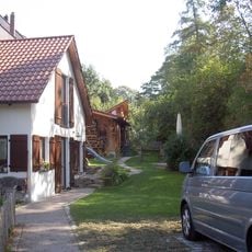 Mauer- und Grabenrest