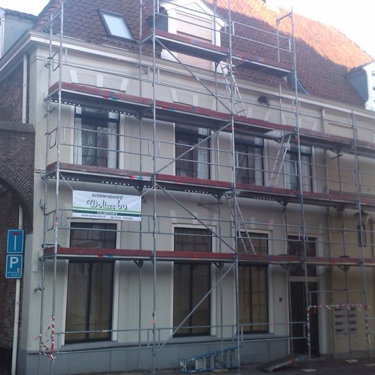 Huis met gepleisterde lijstgevel