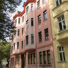 Mietshaus in ehemals geschlossener Bebauung Südbahnstraße 8