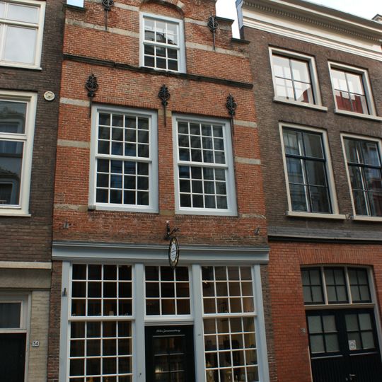 Pand met gewijzigde renaissance trapgevel met waterlijsten en sierankers