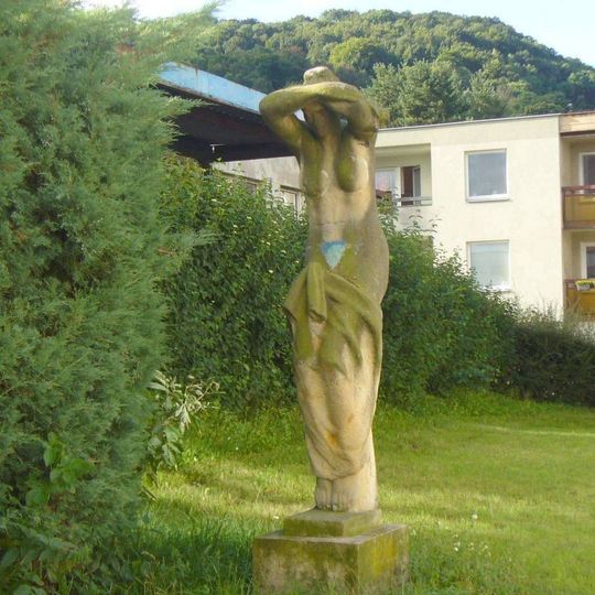 Socha Žena s růží v Truhlářově ulici na Střekově