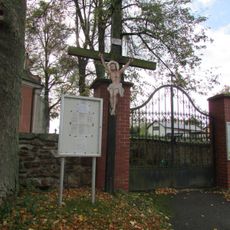 Dřevěný kříž před hřbitovem ve Starém Pelhřimově