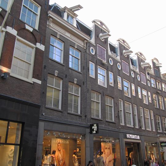 Pand met halsgevel met wapen van Amsterdam in de afdekking en twee oeils-de-boeuf. Vormt groep met nrs 102 en 104.