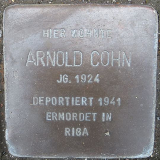 Stolperstein en memoria de Arnold Cohn