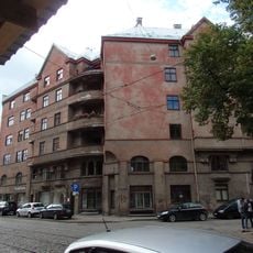 Īres nams ar veikaliem