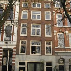 Pand met gevel onder rechte lijst met consoles