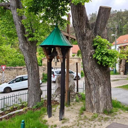 Zvonička na návsi v Hostimi