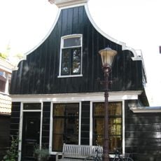 Houten dijkhuis met klokgevel (uit- en ingezwenkt voorschot)