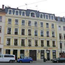 Wohnhaus mit Läden in geschlossener Bebauung und Werkstattgebäude im Hof Demianiplatz 26