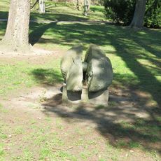 Kamenná plastika Prvopočátek ve Smetanových sadech v Kadani